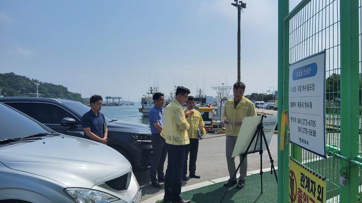 [무안=뉴시스] 백중사리 대조기 기간을 앞두고 해안가 배수갑문 점검하는 전남도 공무원들. (사진 제공 = 전남도). 2025.09.06. photo@newsis.com *재판매 및 DB 금지