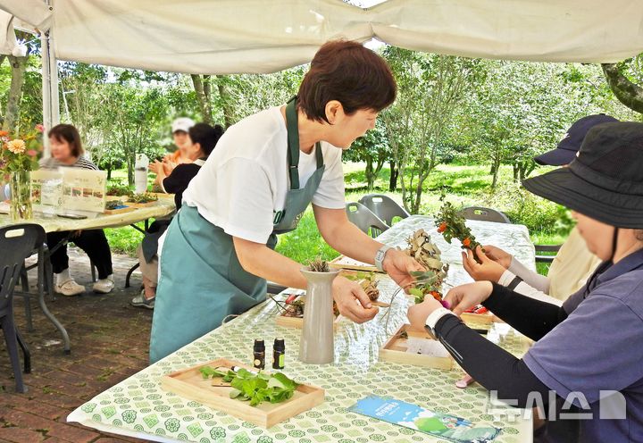 [제주=뉴시스] 오영재 기자 = 6일 오전 제주 한라생태숲에서 열린 제2회 나무포럼에서 방문객이 식물치유 프로그램을 하고 있다. '도시의 나무, 미래의 숲'을 주제로 열린 나무포럼은 제주도와 뉴시스 제주본부, 국민일보가 주최했다. 2025.09.05. oyj4343@newsis.com 