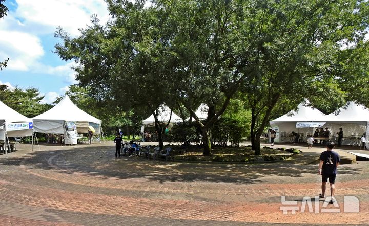 [제주=뉴시스] 오영재 기자 = 6일 오전 제주 한라생태숲에서 제2회 나무포럼이 열리고 있다. '도시의 나무, 미래의 숲'을 주제로 열린 나무포럼은 제주도와 뉴시스 제주본부, 국민일보가 주최했다. 2025.09.05. oyj4343@newsis.com