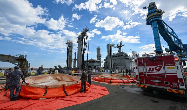 [강릉=뉴시스] 해군이 강릉 가뭄 극복을 위해 군수지원함인 대청함을 투입했다.(사진=해군 1함대 제공)photo@newsis.com *재판매 및 DB 금지
