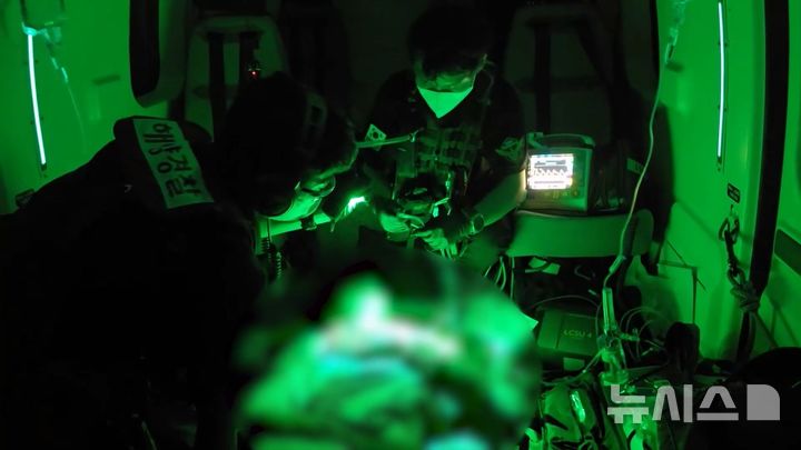 [제주=뉴시스] 5일 오후 제주 서귀포시 차귀도 해상에서 저혈압 증세를 보인 60대 선원이 해경 헬기에 의해 이송되고 있다. (사진=제주지방해양경찰청 제공) 2025.09.06. photo@newsis.com