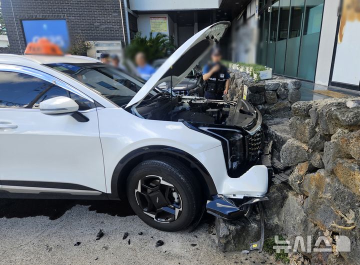 [제주=뉴시스] 6일 오후 제주시 한림읍 소재 식당에서 택시가 담벼락을 들이받는 사고가 발생해 경찰과 소방당국이 수습에 나서고 있다. (사진=제주소방안전본부 제공) 2025.09.05. photo@newsis.com