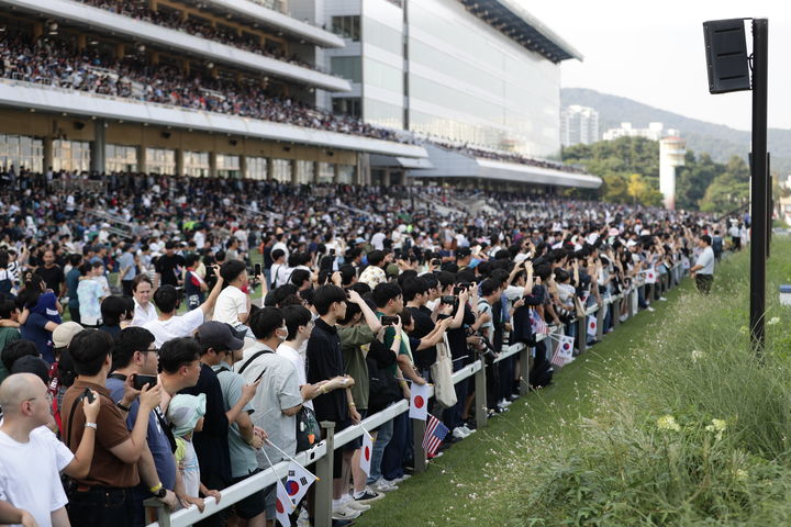 [서울=뉴시스] 2024 OBS 코리아컵&코리아스프린트 대회 당시 관람객들이 경주를 관람하는 모습. (사진=한국마사회 제공) *재판매 및 DB 금지