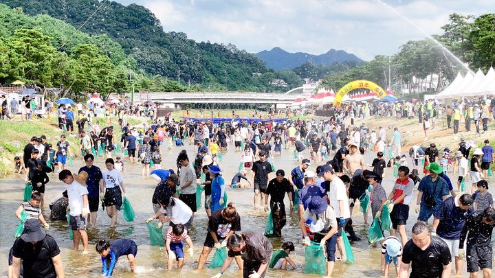 [괴산=뉴시스] 서주영 기자 = 6일 충북 괴산군의 동진천에서 2025 괴산고추축제 프로그램인 '고추물고기를 잡아라'가 열리고 있다. (사진= 괴산군 제공) 2025.09.06. photo@newsis.com