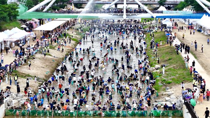 [괴산=뉴시스] 서주영 기자 = 6일 충북 괴산군의 동진천에서 2025 괴산고추축제 프로그램인 '고추물고기를 잡아라'가 열리고 있다. (사진= 괴산군 제공) 2025.09.06. photo@newsis.com