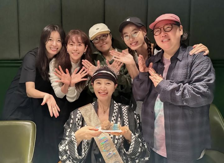 [서울=뉴시스] 배우 김혜수가 배우 한지민, 한효주, 박준면, 윤소이 등과 함께한 생일파티 현장을 공개했다. (사진=김혜수 인스타그램 캡처) 2025.09.06. photo@newsis.com *재판매 및 DB 금지