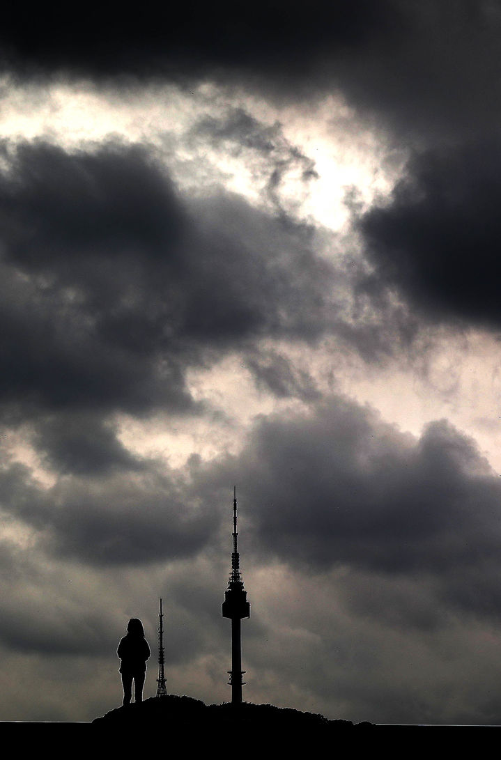 [서울=뉴시스]추상철 기자 = 장맛비가 이어진 22일 오후 서울 용산구 국립중앙박물관에서 바라본 남산타워 위로 먹구름이 잔뜩 껴 있다. 2020.07.22. scchoo@newsis.com *재판매 및 DB 금지