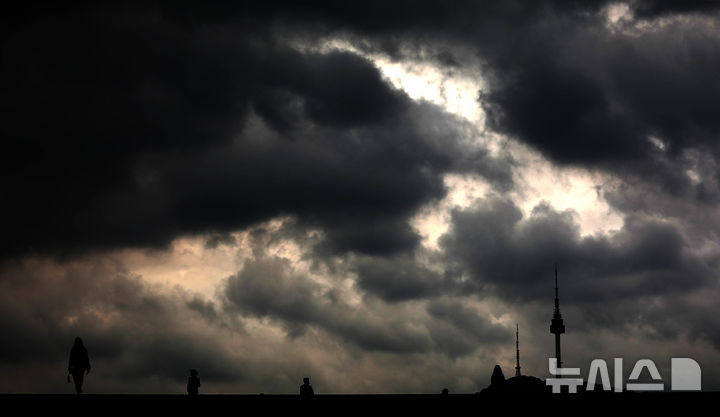 [서울=뉴시스]추상철 기자 = 장맛비가 이어진 22일 오후 서울 용산구 국립중앙박물관에서 바라본 남산타워 위로 먹구름이 잔뜩 껴 있다. 2020.07.22. scchoo@newsis.com *재판매 및 DB 금지