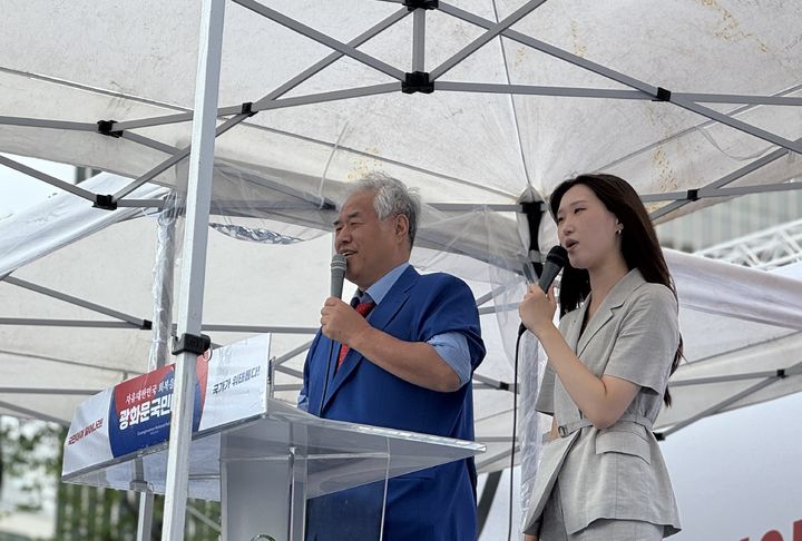 [서울=뉴시스] 전광훈(왼쪽) 사랑제일교회 목사가 6일 오후 서울 종로구 광화문광장에서 대한민국바로세우기국민운동본부(대국본)가 주최한 '광화문 국민대회'에서 연단에 올라 발언하고 있다. 대국본 집회 참가자는 이재명 대통령과 행정부의 실패를 주장했다. (사진=대국본 제공) 2025.09.06. photo@newsis.com *재판매 및 DB 금지