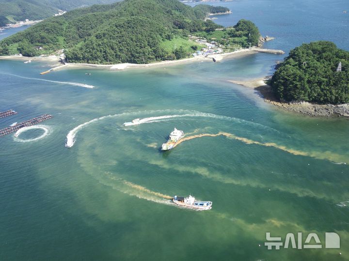 [창원=뉴시스]경남도와 수산업경영인 경남연합회, 한국자율관리어업 경남연합회, 해양경찰 등은 민관 합동 ‘적조 일제 방제의 날’로 지정한 5일과 6일 이틀 동안 선박 2000여 척과 인력 2400여 명을 투입해 남해안 양식장 밀집 해역을 중심으로 황토 살포 등 대규모 방제작업을 펼쳤다.(사진=경남도 제공) 2025.09.06. photo@newsis.com