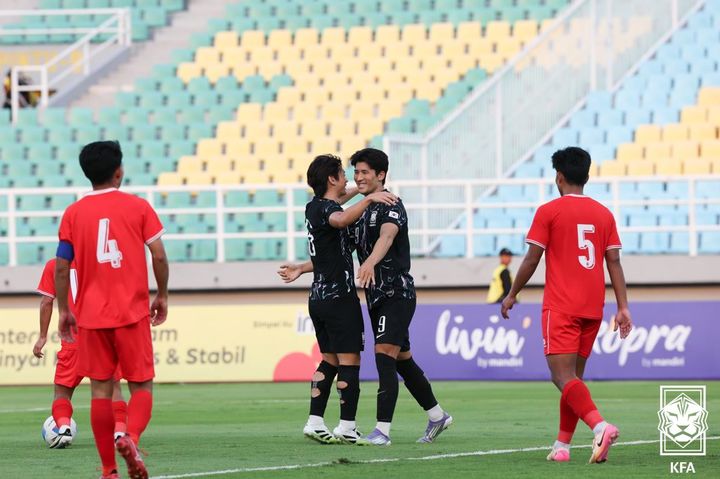 [서울=뉴시스] 한국 22세 이하(U-22) 남자 축구대표팀의 조상혁(오른쪽). (사진=대한축구협회 제공) *재판매 및 DB 금지
