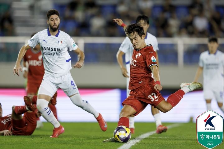 [서울=뉴시스] 프로축구 K리그2 부산 아이파크의 윤민호. (사진=한국프로축구연맹 제공) *재판매 및 DB 금지