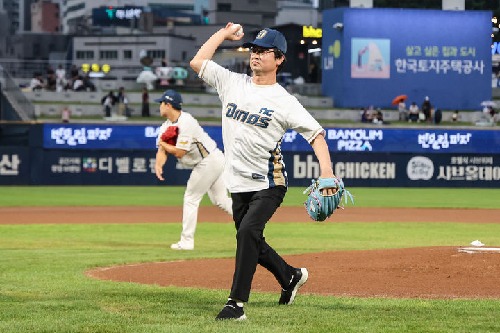 [창원=뉴시스]경남교총, 교원사기 진작 위해 프로야구 무료관람.(사진=경남교총 제공) 2025.09.06.photo@newsis.com *재판매 및 DB 금지