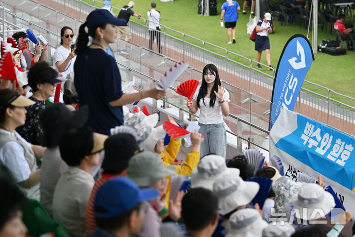 [광주=뉴시스] 이영주 기자 = 광주2025현대세계양궁선수권대회 컴파운드 남녀 개인 예선이 치러지는 6일 오전 광주 남구 광주국제양궁장에서 응원단이 선수들을 응원하고 있다. 2025.09.06. leeyj2578@newsis.com