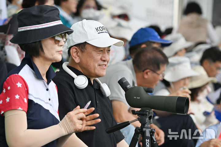 [광주=뉴시스] 이영주 기자 = 광주2025현대세계양궁선수권대회 컴파운드 남녀 개인 예선이 치러지는 6일 오전 광주 남구 광주국제양궁장에서 대한민국 컴파운드 남자 국가대표 최은규의 부모 최종호(62·오른쪽)·엄정미(61)씨가 아들의 경기를 바라보고 있다. 2025.09.06. leeyj2578@newsis.com