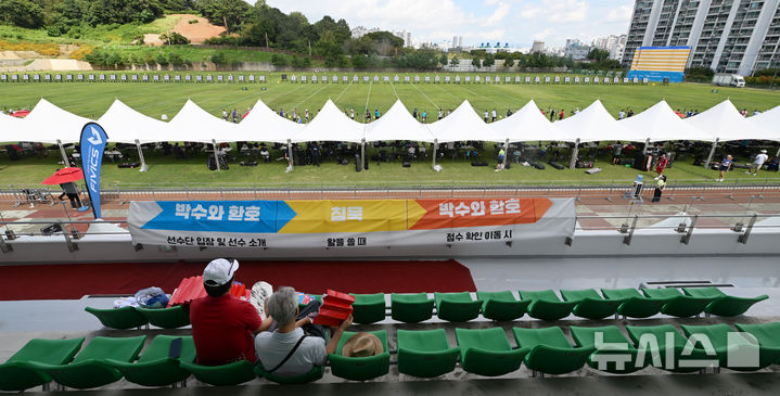 [광주=뉴시스] 이영주 기자 = 광주2025현대세계양궁선수권대회 컴파운드 남녀 개인 예선이 치러지는 6일 오전 광주 남구 광주국제양궁장에 설치된 천막으로 관객석에서 바라보는 경기 시야가 방해되고 있다. 2025.09.06. leeyj2578@newsis.com