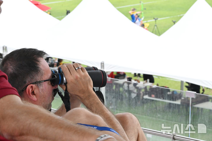 [광주=뉴시스] 이영주 기자 = 광주2025현대세계양궁선수권대회 컴파운드 남녀 개인 예선이 치러지는 6일 오전 광주 남구 광주국제양궁장에서 한 외국인 관람객이 망원경을 통해 경기를 관람하고 있다. 2025.09.06. leeyj2578@newsis.com