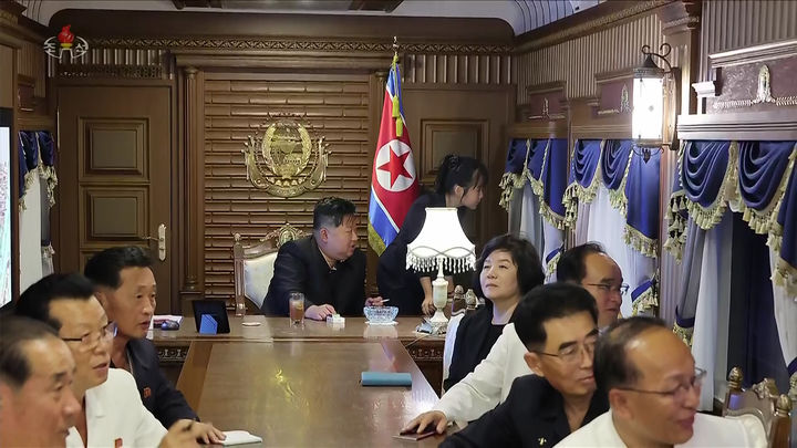 [서울=뉴시스] 북한 조선중앙TV는 지난 5일 김정은 국무위원장이 시진핑 중국 국가주석과의 '북중 정상회담' 등 방중 일정을 마치고 평양에 도착했다고 6일 보도했다. 사진은 김 위원장이 딸 주애와 함께 전용열차에서 밖을 바라보는 모습. (사진=조선중앙TV 캡쳐) 2025.09.06. photo@newsis.com *재판매 및 DB 금지