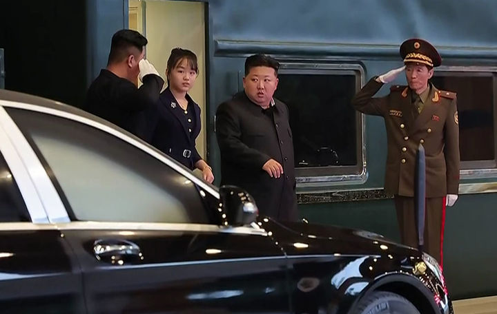 [서울=뉴시스] 북한 조선중앙TV는 지난 5일 김정은 국무위원장이 시진핑 중국 국가주석과의 '북중 정상회담' 등 방중 일정을 마치고 평양에 도착했다고 6일 보도했다. 사진은 김 위원장이 딸 주애와 함께 전용열차에서 내리고 있는 모습. (사진=조선중앙TV 캡쳐) 2025.09.06. photo@newsis.com *재판매 및 DB 금지