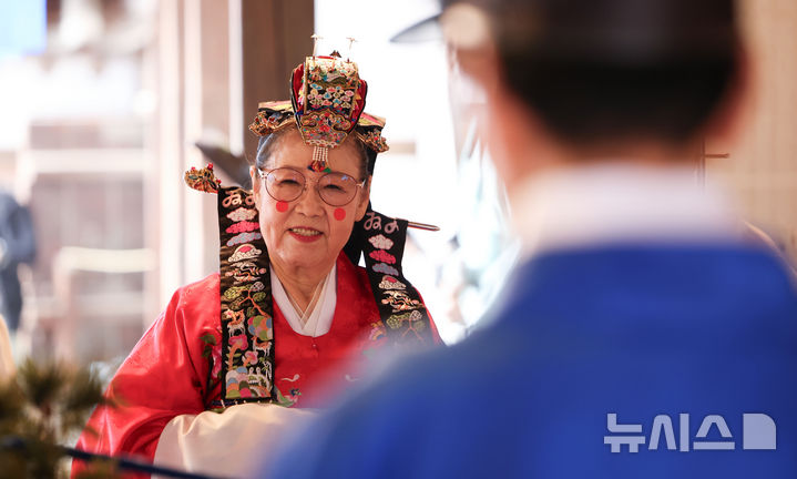 [서울=뉴시스] 김선웅 기자 = 6일 서울 중구 남산골한옥마을 관훈동 민씨가옥에서 신랑 김홍, 신부 류숙하 부부의 혼인 62주년 회혼례 잔치가 열리고 있다. 이날 열린 남산골 회혼례 '백년해로'는 김홍 신랑과 독립운동가 유우국 애국지사의 손녀 류숙하 신부의 혼인 62주년 및 광복 80주년을 맞아 실제 회혼례로 진행됐다. 2025.09.06. mangusta@newsis.com