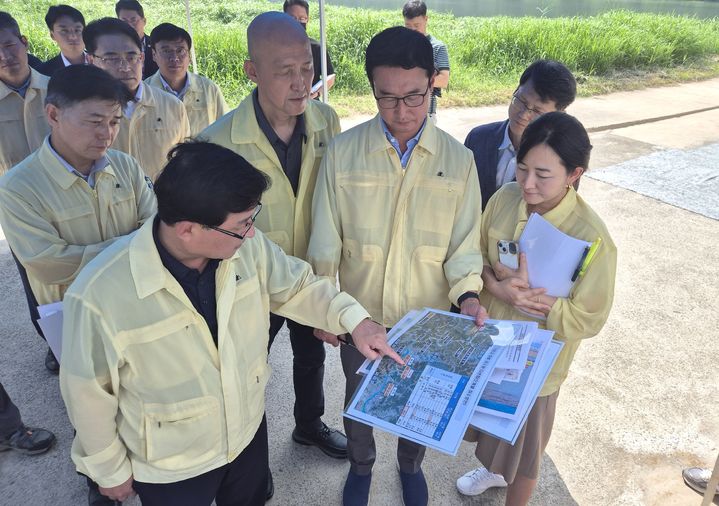 [서울=뉴시스] 권창회 기자 = 김성환 환경부 장관이 6일 경남 창녕군 낙동강변에서 강변여과수 시험집수정 현장을 점검하고 있다. (사진=환경부 제공) 2025.09.06. photo@newsis.com *재판매 및 DB 금지