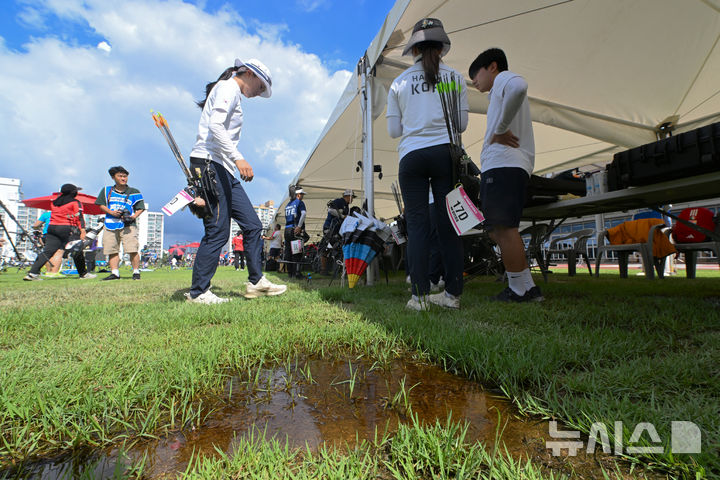 [광주=뉴시스] 이영주 기자 = 광주2025현대세계양궁선수권대회 컴파운드 남녀 개인 예선이 치러지는 6일 오전 광주 남구 광주국제양궁장 일부 사로가 배수가 안돼 물이 고여 있다. 2025.09.06. leeyj2578@newsis.com