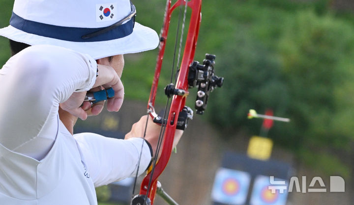 [광주=뉴시스] 이영주 기자 = 6일 오후 광주 남구 광주국제양궁장에서 열린 광주2025현대세계양궁선수권대회 컴파운드 혼성 16강, 대한민국 양궁 컴파운드 국가대표 김종호가 화살을 날리고 있다. 2025.09.06. leeyj2578@newsis.com