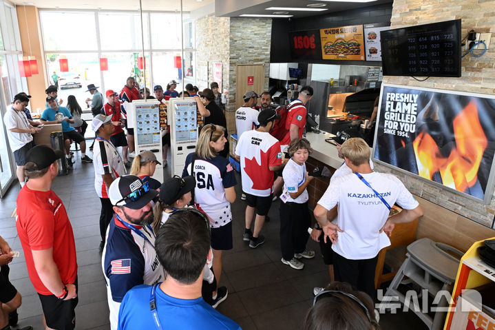 [광주=뉴시스] 이영주 기자 = 광주2025현대세계양궁선수권대회 이틀차인 6일 오후 예선전 경기가 치러지고 있는 광주 남구 광주국제양궁장 주변 한 패스트푸드점이 외국인 선수단으로 북적이고 있다. 2025.09.06. leeyj2578@newsis.com