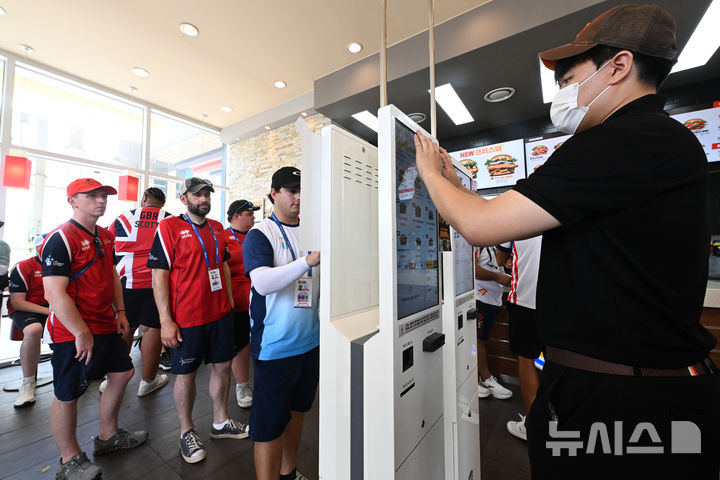 [광주=뉴시스] 이영주 기자 = 광주2025현대세계양궁선수권대회 이틀차인 6일 오후 예선전 경기가 치러지고 있는 광주 남구 광주국제양궁장 주변 한 패스트푸드점이 외국인 선수단으로 북적이고 있다. 2025.09.06. leeyj2578@newsis.com