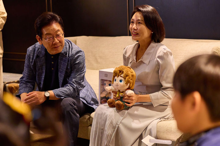 [서울=뉴시스] 최동준 기자 = 이재명 대통령과 김혜경 여사가 6일 서울 용산의 한 영화관에서 영락보린원 원생들과 함께 한국 애니메이션 '킹 오브 킹스' 관람에 앞서 대화를 하고 있다. (사진=대통령실 제공) 2025.09.06. photo@newsis.com *재판매 및 DB 금지