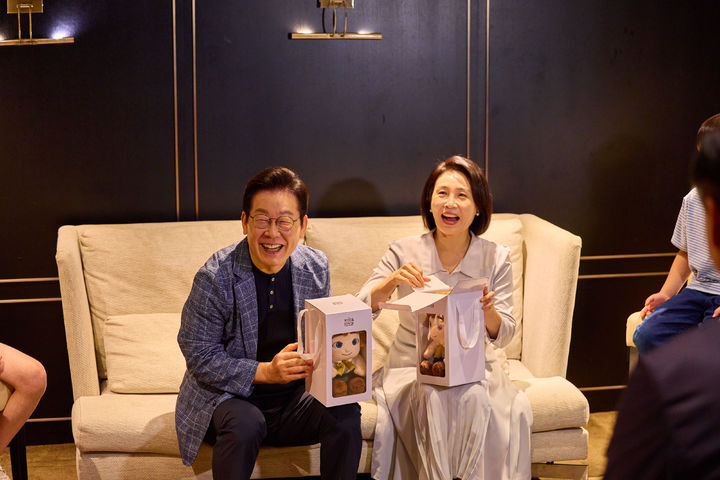 [서울=뉴시스] 최동준 기자 = 이재명 대통령과 김혜경 여사가 6일 서울 용산의 한 영화관에서 영락보린원 원생들과 함께 한국 애니메이션 '킹 오브 킹스' 관람에 앞서 대화를 하고 있다. (사진=대통령실 제공) 2025.09.06. photo@newsis.com *재판매 및 DB 금지