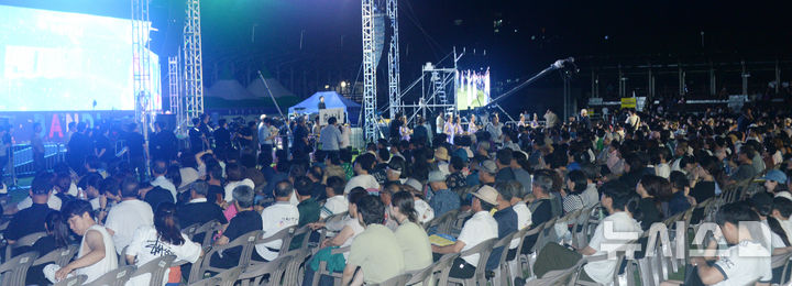 [무주=뉴시스] 김얼 기자 = 제29회 무주반딧불축제 개막식이 열린 6일 전북 무주군 등나무운동장을 찾은 시민들로 장내가 북적이고 있다. 2025.09.06. pmkeul@newsis.com