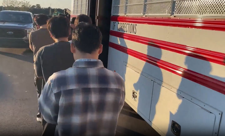 [서울=뉴시스] 불법체류 단속으로 구금된 한국인의 귀국을 위한 전세기가 이르면 10일(현지 시간) 출발할 것으로 예상되는 가운데, 한국 정부의 이러한 대응은 일반적이지 않다는 평가가 나왔다. 사진은 미국 이민 단속 당국이 공개한 지난 4일 조지아주 현대차그룹-LG에너지솔루션의 합작 배터리 공장 단속 현장 영상 모습. (사진= ICE 홈페이지 영상 갈무리) 2025.09.08. photo@newsis.com *재판매 및 DB 금지