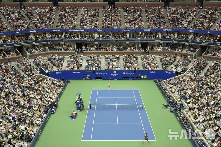 [AP/뉴시스] 7일의 남자단식 결승전에 앞서 6일 열린 테니스 유에스 오픈 여자단식 결승전. 벨라루스의 아리나 사발렌카가 미국의 아만다 아니시모바를 향해 서브하고 있다.&nbsp;&nbsp; 