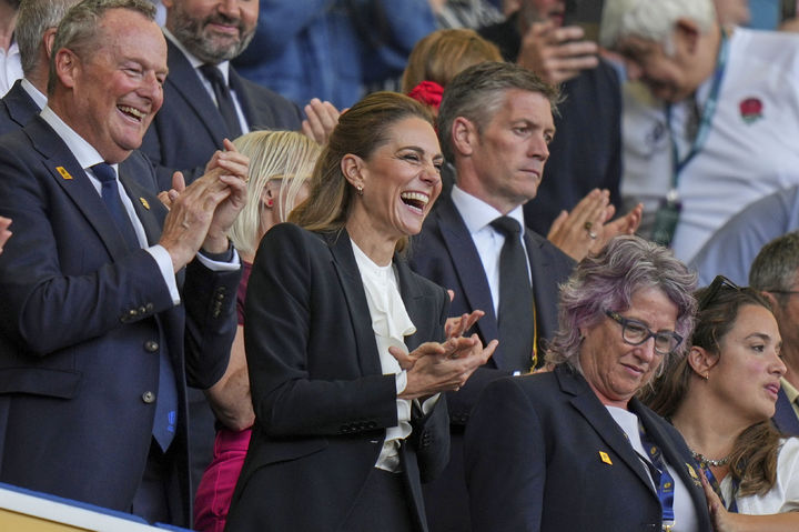 [브라이튼앤호브/AP=뉴시스] 영국의 케이트 미들턴 왕세자빈이 지난 6일(현지시간) 영국 브라이튼 앤 호브에 위치한 브라이튼 앤 호브 앨비온 스타디움에서 열린 2025년 여성 럭비 월드컵 A조 잉글랜드와 호주의 경기를 앞두고 박수를 치고 있는 모습.2025.09.08.