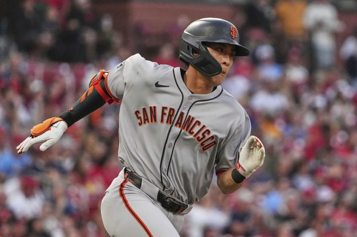 [세인트루이스=AP/뉴시스] 이정후가 7일(한국 시간) 미국 미주리주 세인트루이스의 부시스타디움에서 벌어진 2025 메이저리그 세인트루이스 카디널스와의 경기에 6번 타자 중견수로 선발 출전해 3회초 안타를 때려낸 뒤 1루로 뛰어가고 있다. 2025.09.07.