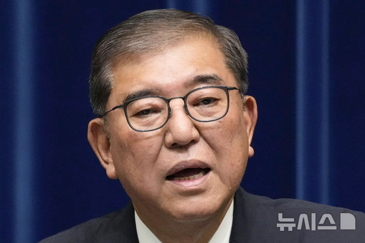 [AP/뉴시스] 일본의 이시바 시게루 총리가 7일 총리관저 긴급 기자회견에서 사임 의사를 공식 선언하고 있다