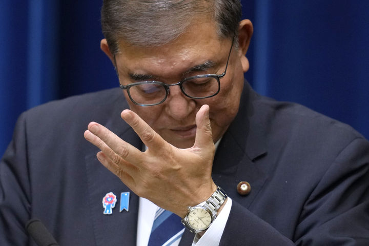 [도쿄=AP/뉴시스]지난 7일 이시바 시게루 일본 총리가 총리 관저에서 기자회견을 가지고 사퇴를 표명하고 있다. 2025.09.08.