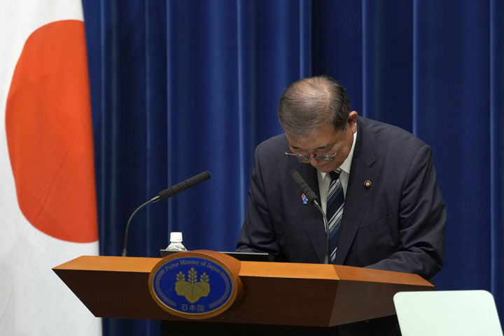 [도쿄=AP/뉴시스]지난 7일 이시바 시게루 일본 총리가 총리 관저에서 기자회견을 가지고 사퇴를 표명하며 고개를 숙이고 있다. 2025.09.08. 
