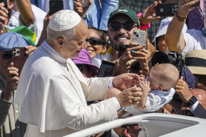 [바티칸=AP/뉴시스] 교황 레오 14세가 전날 바티칸 성 베드로 광장에서 카를로 아쿠티스와 피에르 조르조 프라사티의 시성식을 집전한 후 떠나는 모습. 2025.9.8