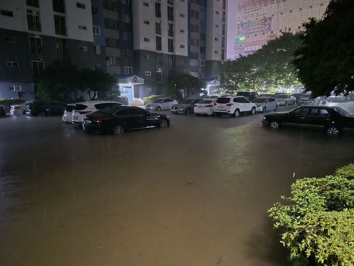 7일 새벽 전북 군산시 문화동 일대가 극한 호우로 물에 잠겨있다. 2025.09.07 *재판매 및 DB 금지