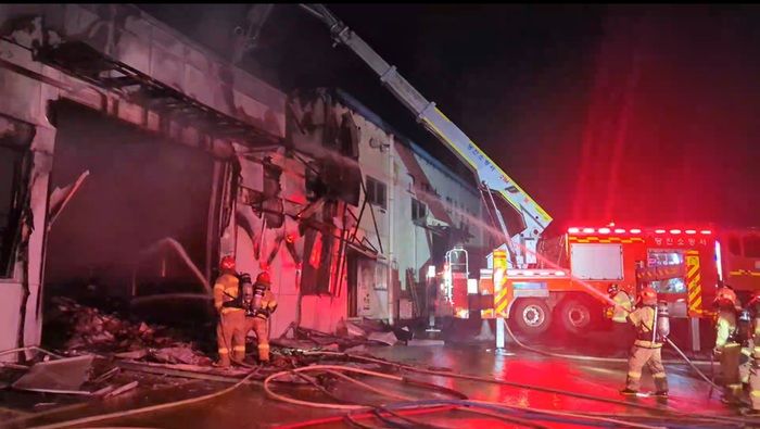 [당진=뉴시스] 7일 새벽 충남 당진시 고대면 용두리 농협 창고에서 불이 나 현장에 출동한 소방대원들이 진화에 나서고 있다. (사진=당진소방서 제공) 2025.09.07. photo@newsis.com *재판매 및 DB 금지