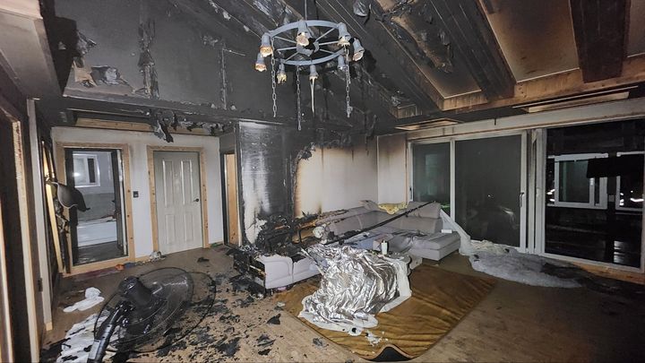 [태안=뉴시스] 지난 6일 밤 충남 태안군 근흥면 용신리의 한 주택에서 불이 나 1500만원의 재산 피해가 발생했다. (사진=태안소방서 제공) 2025.09.07. photo@newsis.com *재판매 및 DB 금지