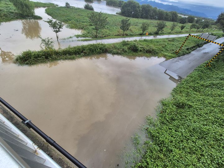 [완주=뉴시스] 김얼 기자 = 전북 완주군 삼례읍에 위치한 삼례교의 인근의 도로가 불어난 강물에 침수됐다. 2025.09.07. *재판매 및 DB 금지