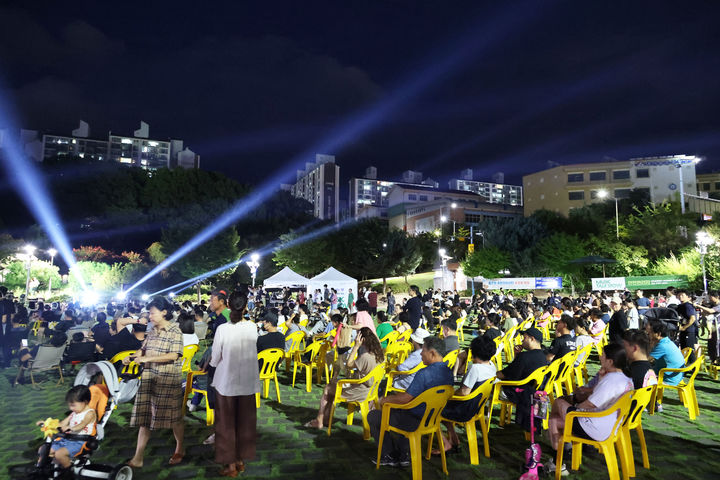 [대전=뉴시스]6일 밤 대덕구 동춘당공원에서 400여 시민이 함께한 가운데 '뮤직토크쇼'가 진행됐다. 2025. 09. 07 *재판매 및 DB 금지
