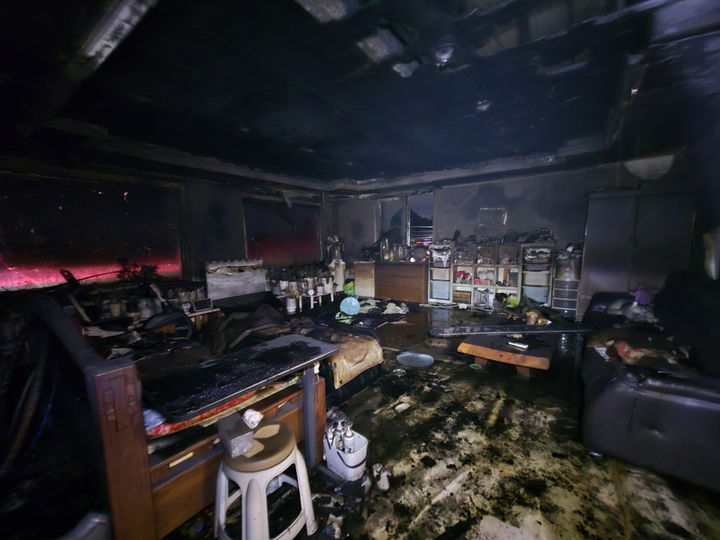 [보령=뉴시스] 지난 6일 밤 충남 보령시 주포면 보령리 2층 짜리 상가주택에서 불이 나 소방서 추산 4000만원의 재산 피해가 발생했다. (사진=보령소방서 제공) 2025.09.07. photo@newsis.com *재판매 및 DB 금지