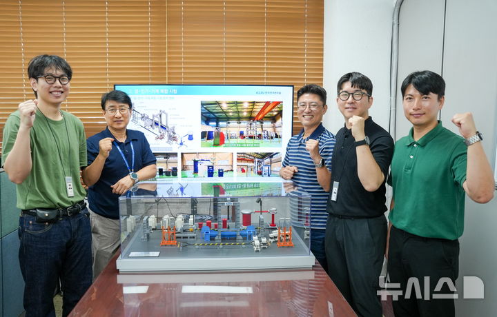 [창원=뉴시스]해상풍력용 해저 전력케이블의 '열-전기-기계적 복합 시험평가 플랫폼'을 세계 최초로 개발한 한국전기연구원(KERI) 전력케이블연구센터 권익수(왼쪽) 박사 등 연구팀.(사진=한국전기연구원 제공)2025.09.08. photo@newsis.com