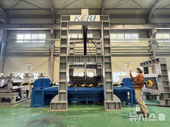 [창원=뉴시스]한국전기연구원(KERI) 권익수 박사 연구진이 '열-전기-기계적 복합 시험평가 플랫폼'을 이용해 해상풍력용 해저 전력케이블의 장기 신뢰성을 확인하고 있다.(사진=한국전기연구원 제공) 2025.09.08. photo@newsis.com