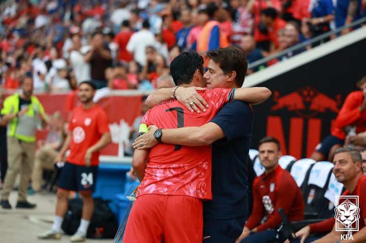 [서울=뉴시스]손흥민과 포체티노 미국 대표팀 감독. (사진=대한축구협회 제공)