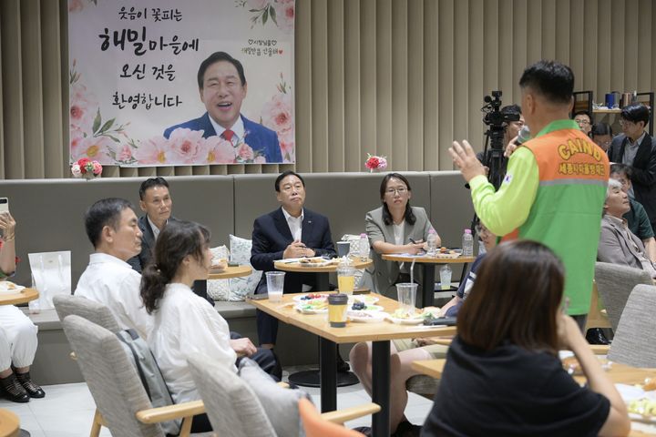 [세종=뉴시스]최민호 시장이 해밀동을 찾아 주민 이야기를 듣고 있다.(사진=세종시 제공) 2025.09.07. photo@newsis.com *재판매 및 DB 금지